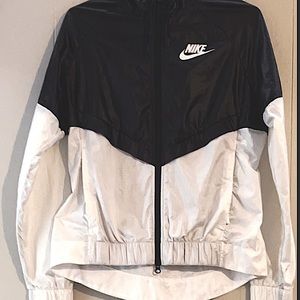 I’m selling a nike brand rain coat , it in perfect condition worn 0x times.